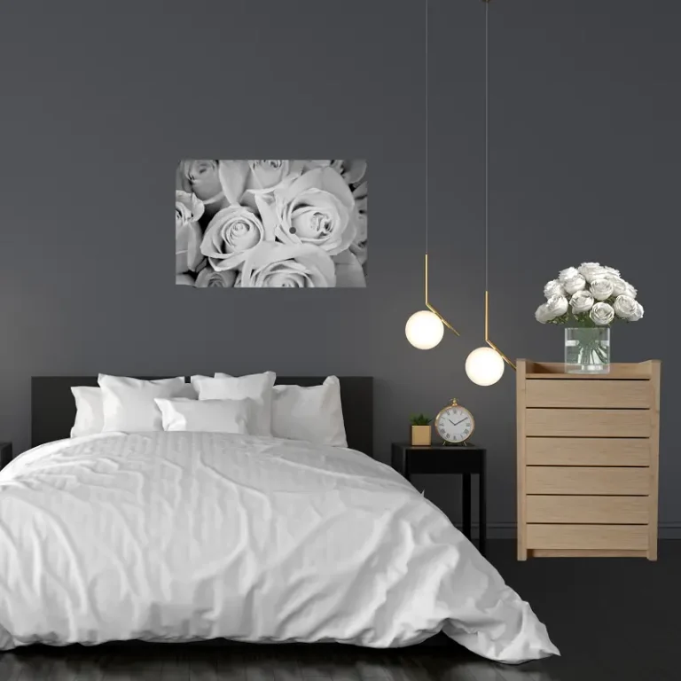 Commode six tiroirs en bambou dans une chambre