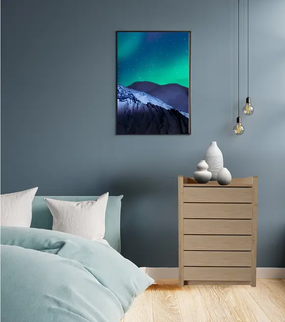 Commode en bambou dans une chambre aux murs bleus