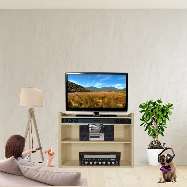 Meuble TV modulable en bambou sous un écran mural