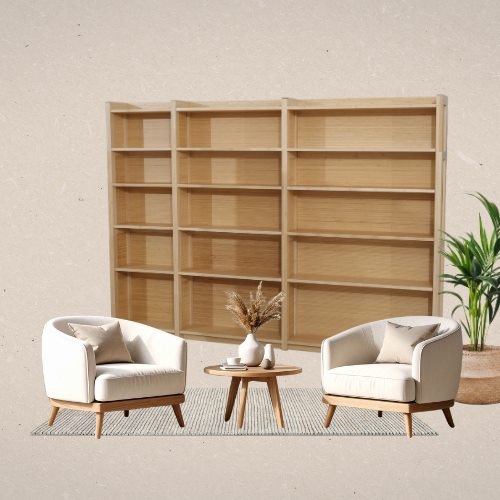 Bibliothèque TRIO en bambou sur un mur de salon, deux fauteuils devant